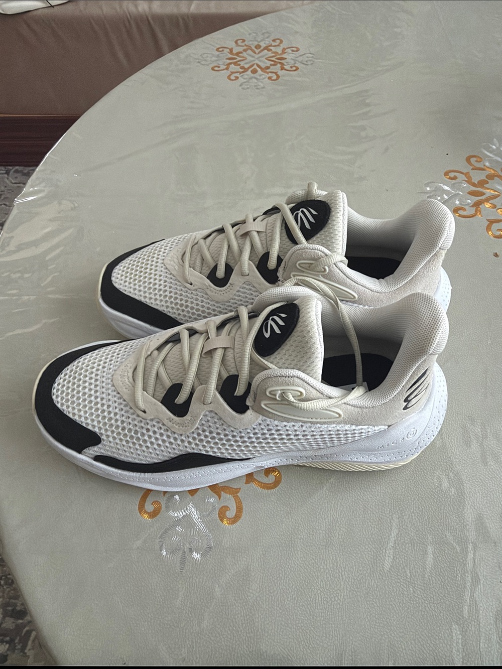 Under Armour Men's White and Black Mesh Athletic Sneakers